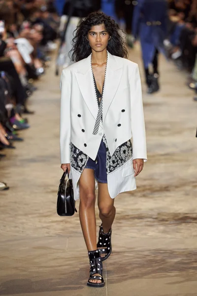 Look 18